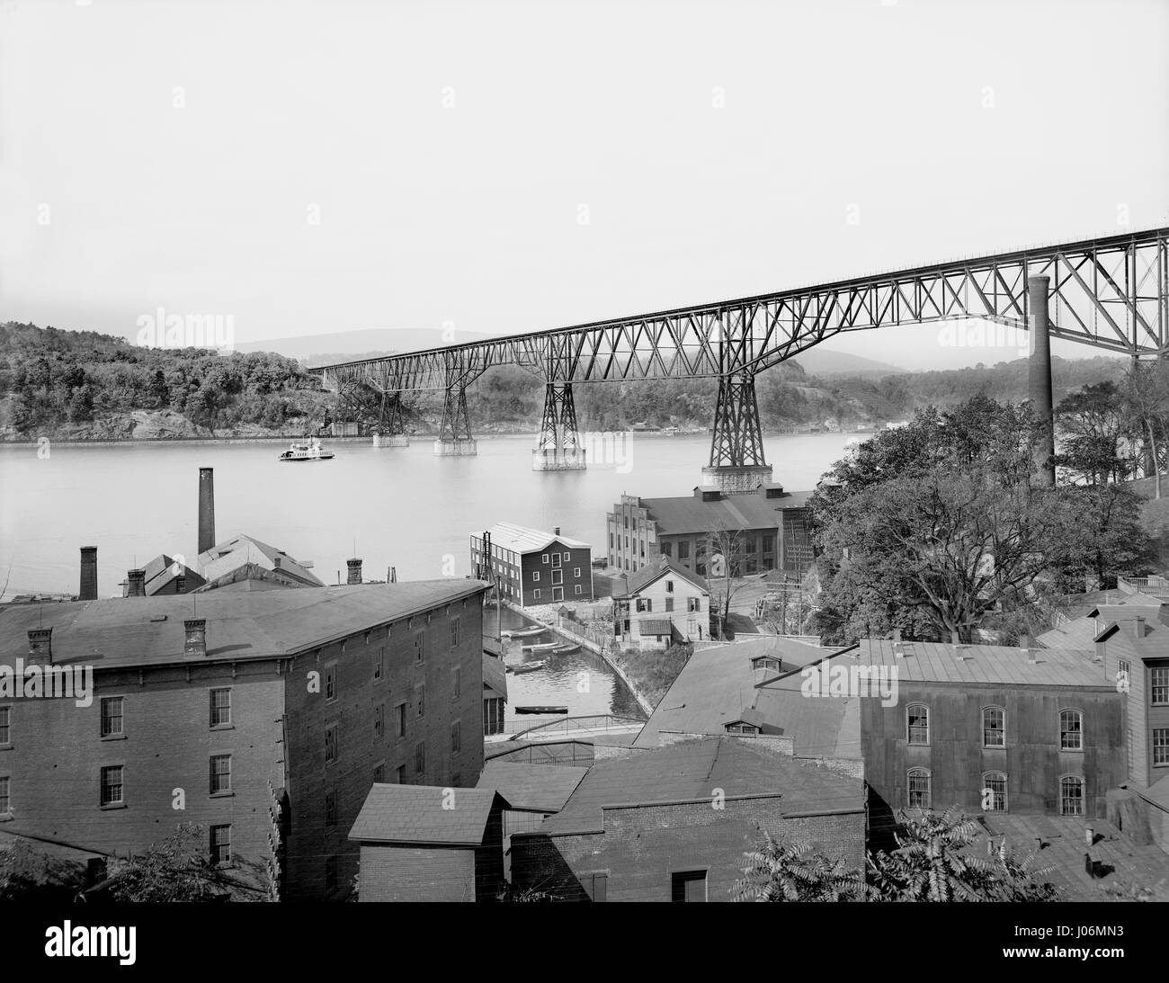 Village Buildings and High Bridge over Hudson River, Poughkeepsie to Highland, New York, USA, Detroit Publishing Company, 1900 Stock Photo