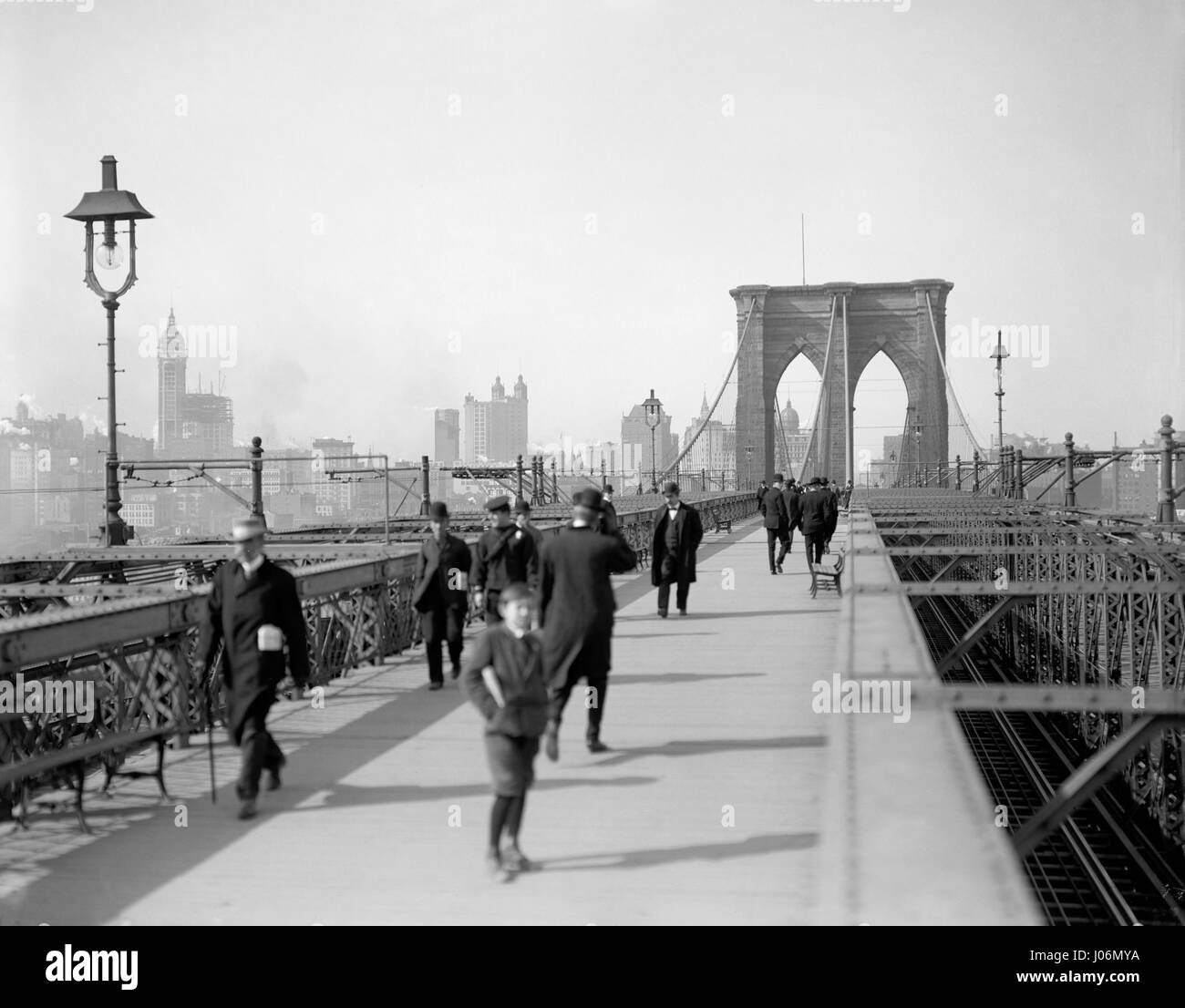 Pedestrians Walking Across Brooklyn Bridge, New York City, New York, USA, Detroit Publishing Company, 1905 Stock Photo