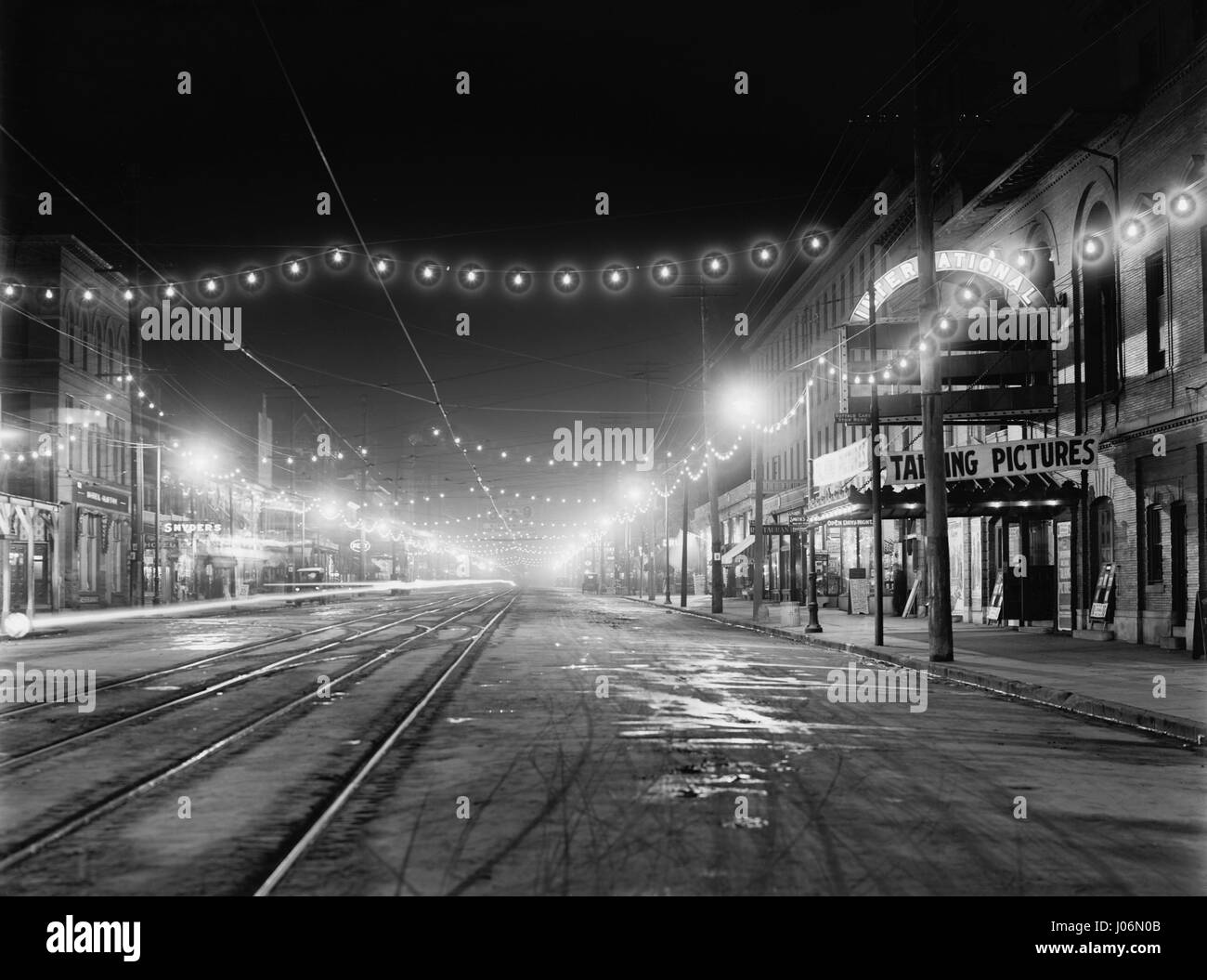 Illuminated Street at Night, Niagara Falls, New York, USA, Detroit Publishing Company, 1910 Stock Photo
