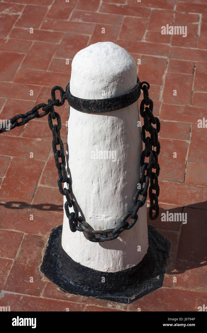 Bollards chain hi-res stock photography and images - Alamy