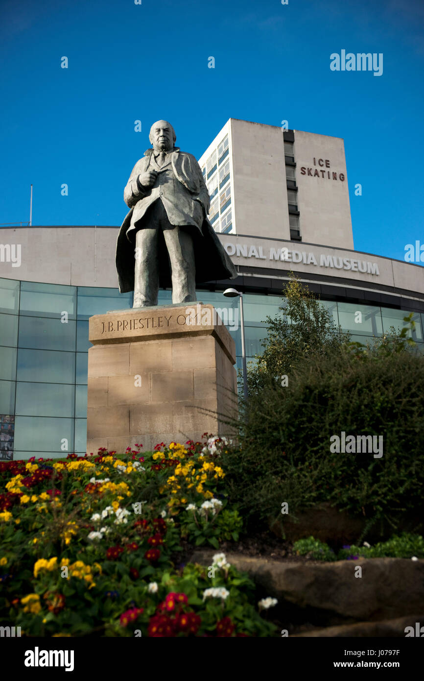 JB Priestley Statue, National Science and Media Museum, Bradford, West Yorkshire Stock Photo