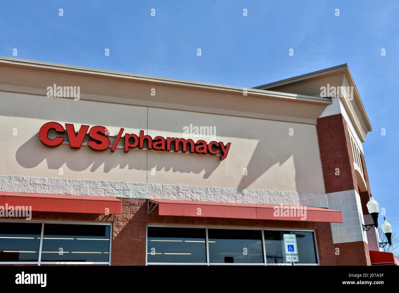 Cvs store exterior hi-res stock photography and images - Alamy