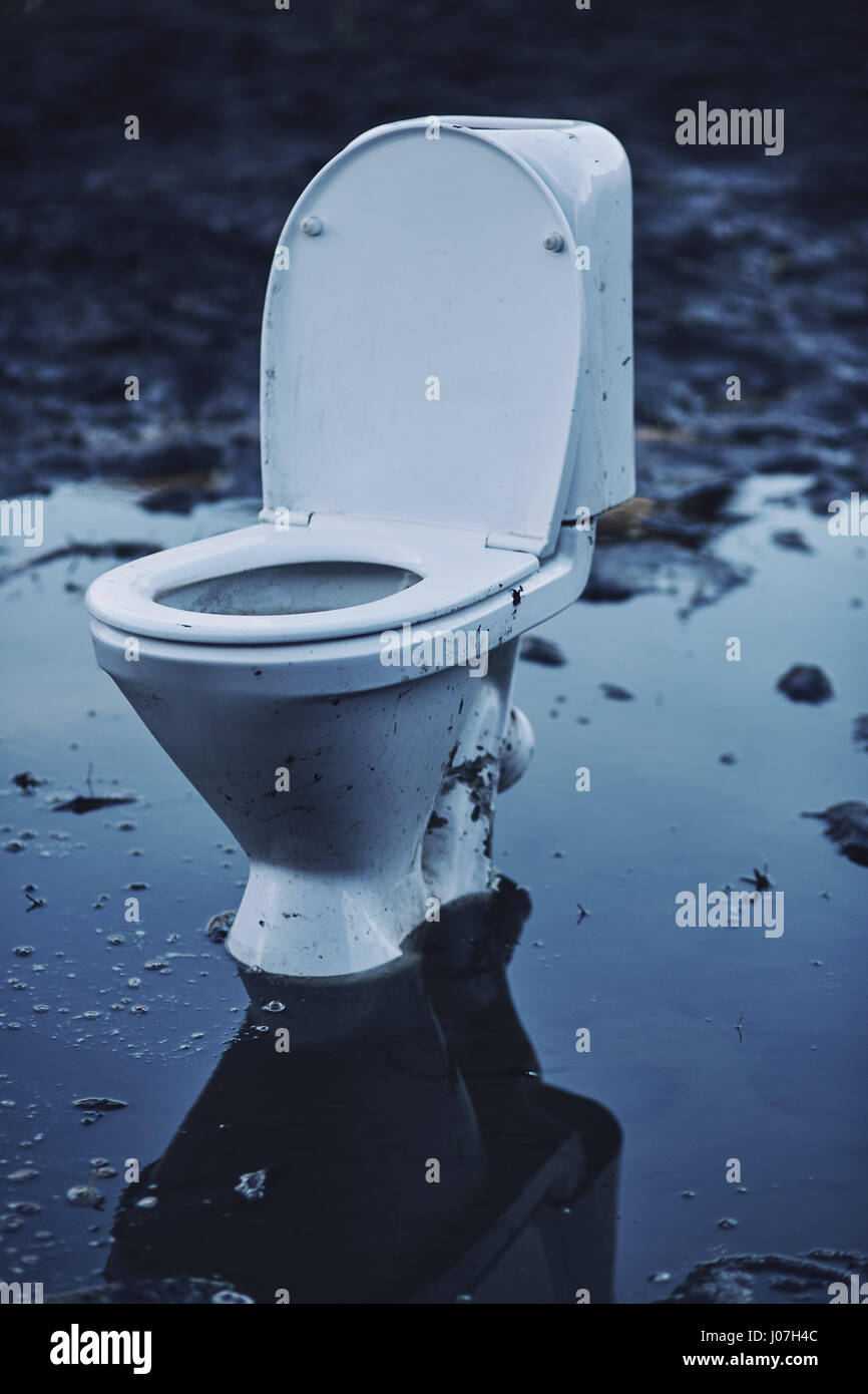 Broken Lavatory High Resolution Stock Photography and Images Alamy