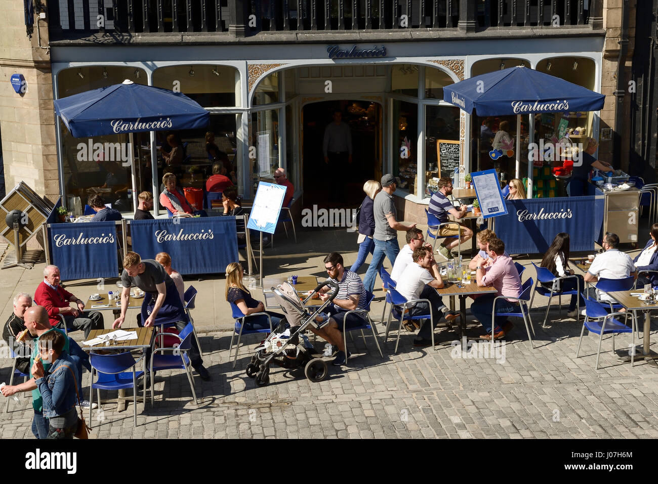 Alfresco dining outside the Chester branch of Carluccios restaurant Stock Photo
