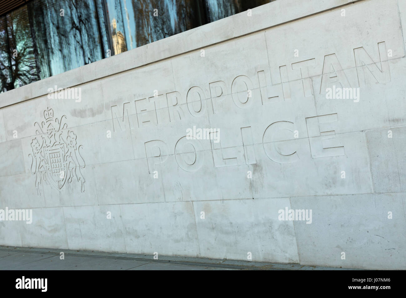 Metropolitan Police sign engraved on the stone wall at the front of New Scotland Yard, Westminster, London, UK Stock Photo