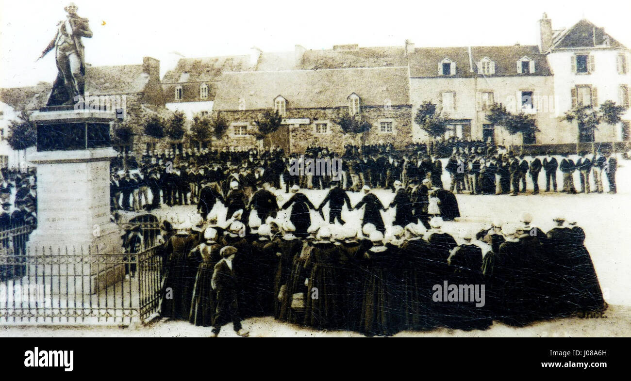 Carhaix 57 Danse après le grand marché sur la place du Champ de Bataille peu après 1900 Stock Photo