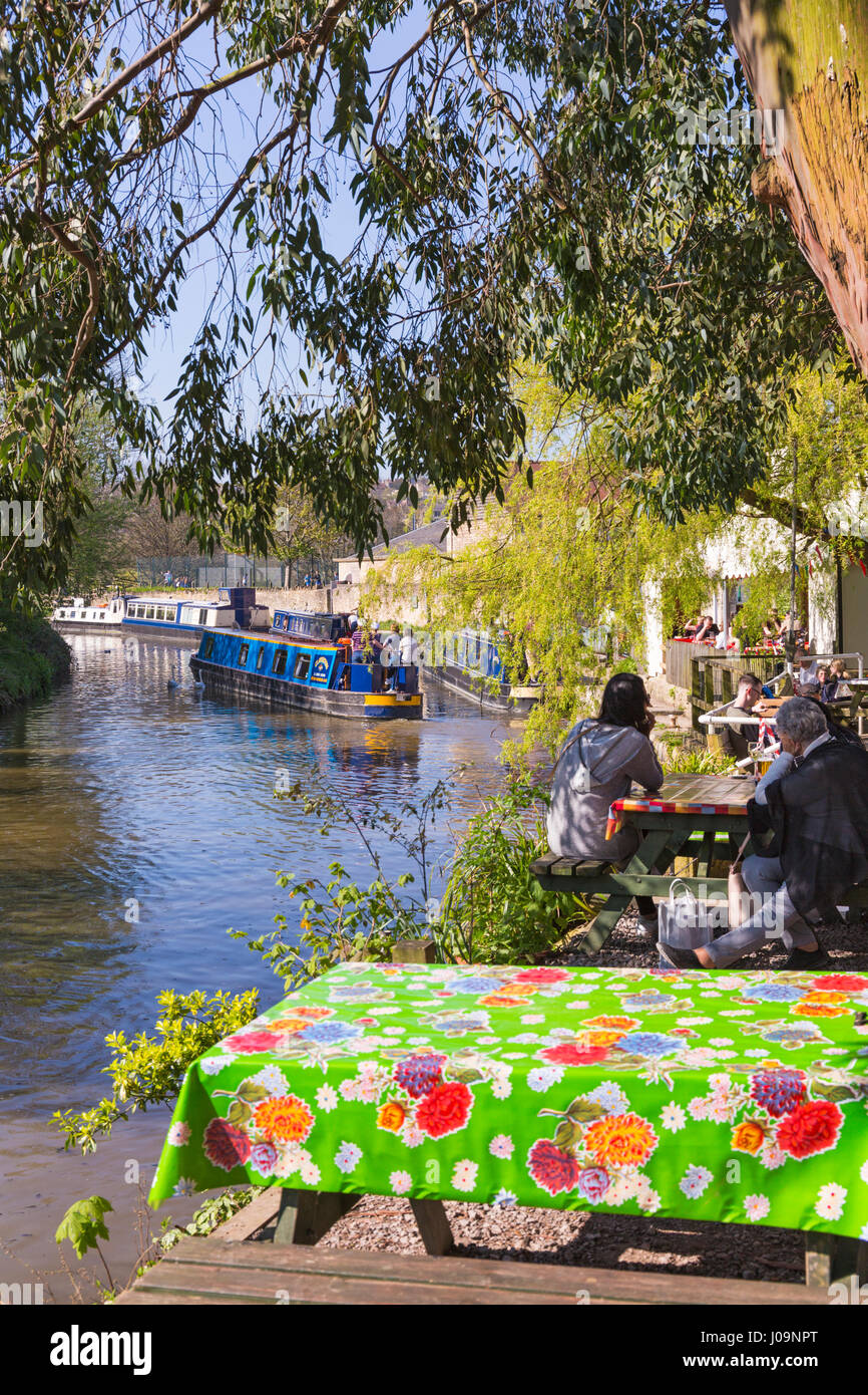 Lock Inn café with views of narrow boats passing along the Kennet and Avon canal at Bradford on Avon, Wiltshire in April on a lovely Spring day Stock Photo