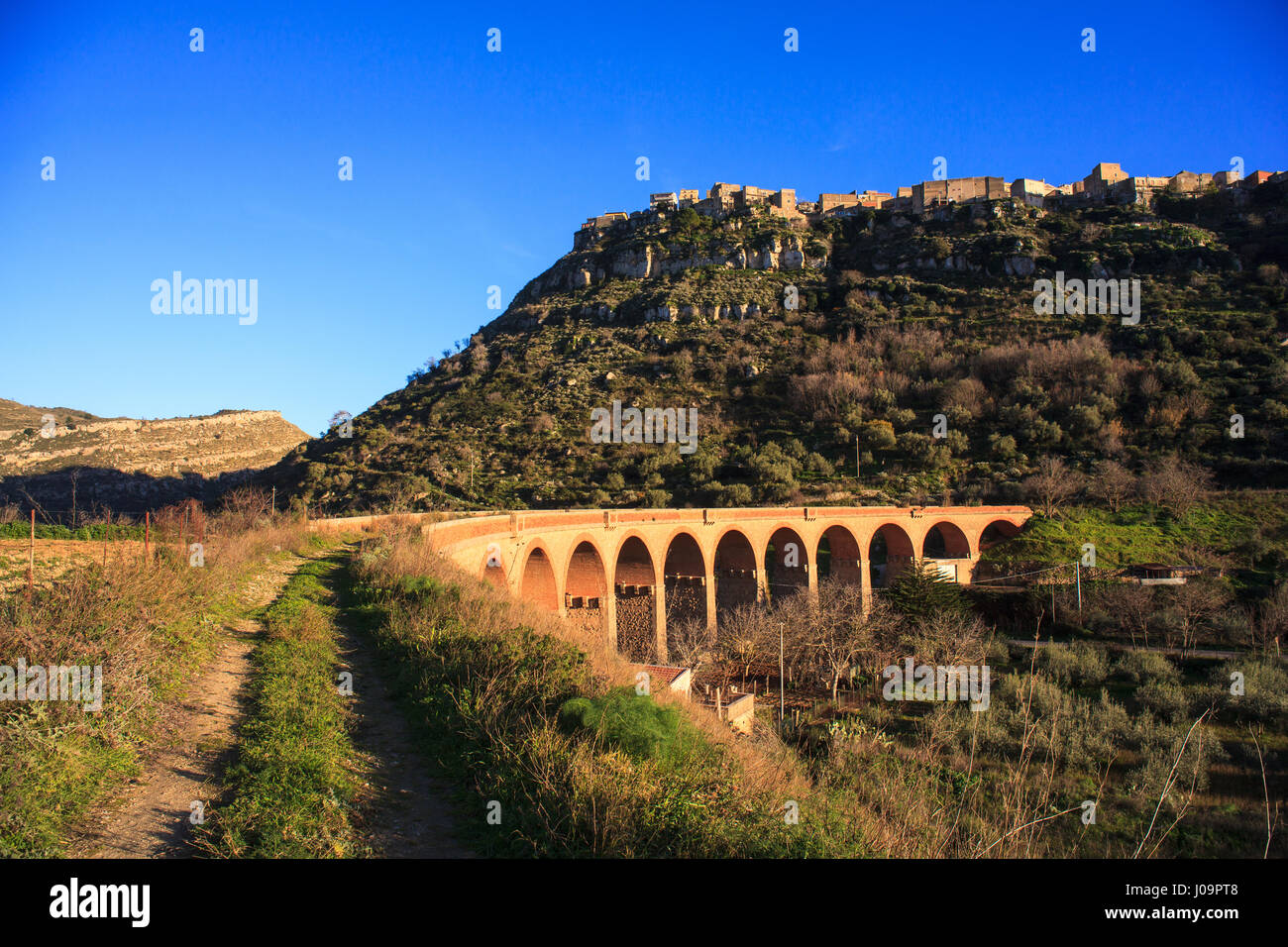 View Of Assoro Little Town In Sicily Stock Photo Alamy view-of-assoro-little-town-in-sicily-stock-photo-alamy