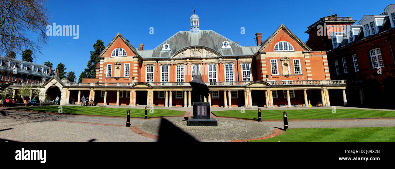 Looking across the Combermere Quad at the Dining Hall at Wellington College, Crowthorne, Royal Berkshire, England, UK Stock Photo
