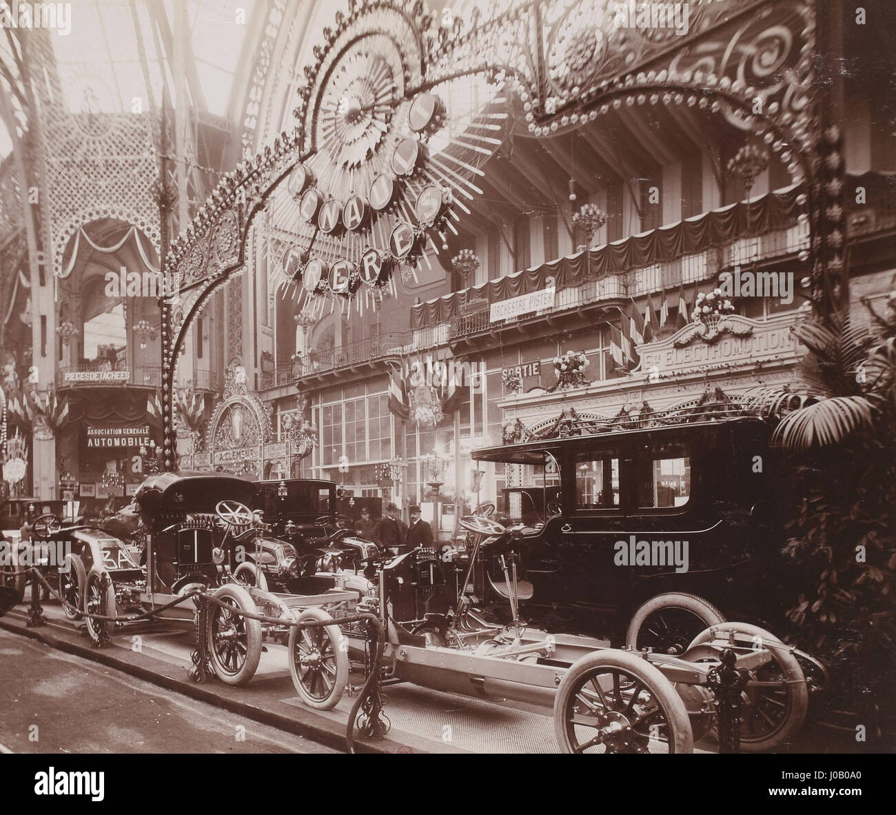 Stand Renault Frères au salon de Paris 1906 Stock Photo - Alamy