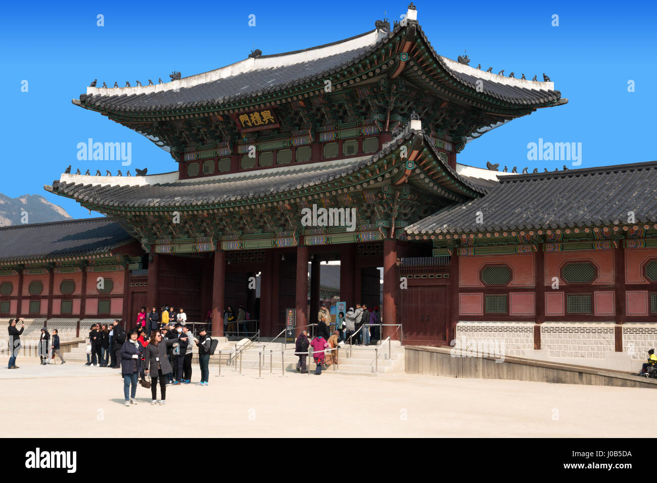 Locals and tourists at Gyeongbokgung palace, the main royal palace of the Joseon dynasty. Built in 1395, located in northern Seoul, South Korea Stock Photo