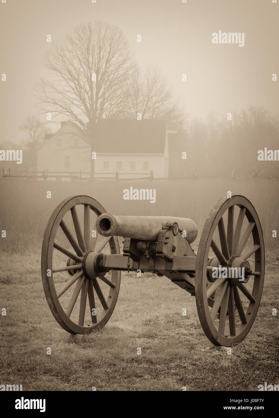 A civil war cannon with a farm house in the background at Cold Harbor Stock Photo
