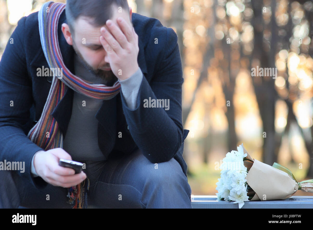 Что ждет девушку которая. Парень ждет. Мужчина ждет с цветами. Фото ждущего человека. Задумчивая девушка.