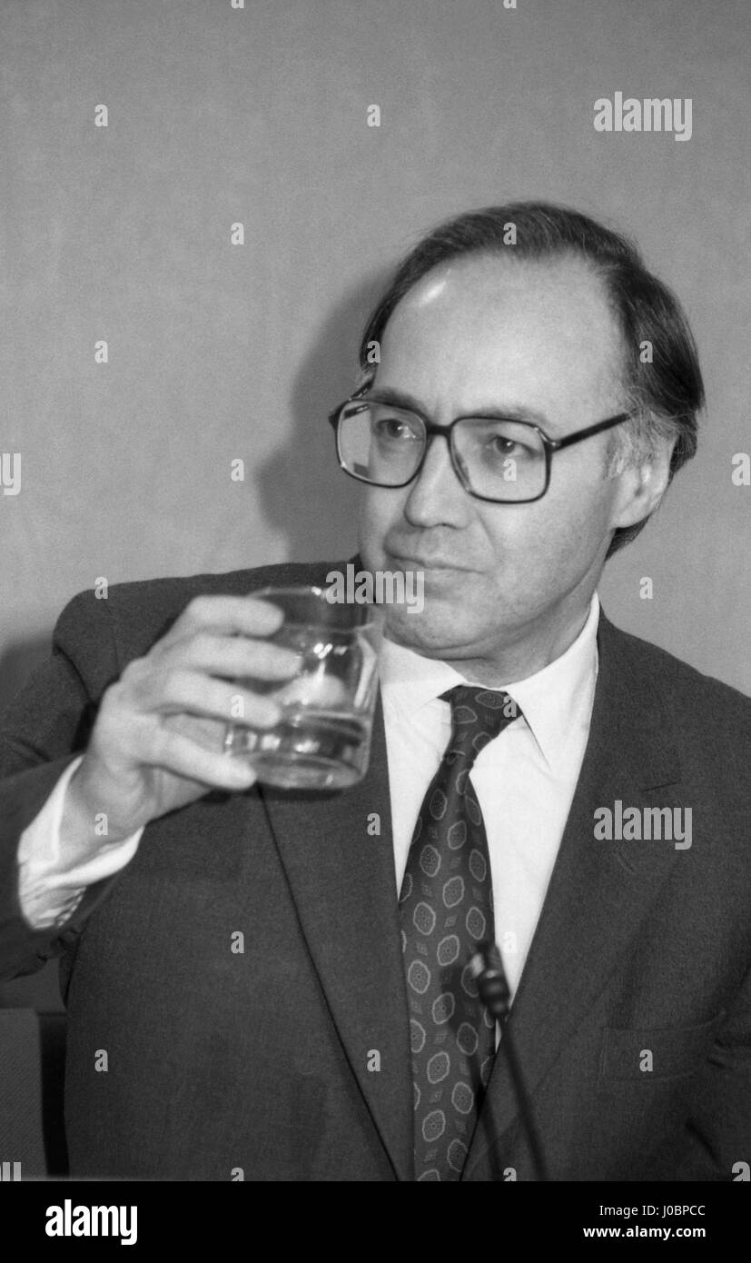 Rt. Hon. Michael Howard, Secretary of State for Employment and Conservative party Member of Parliament for Folkestone and Hythe, attends a party press conference in London, England on March 16, 1992. Stock Photo