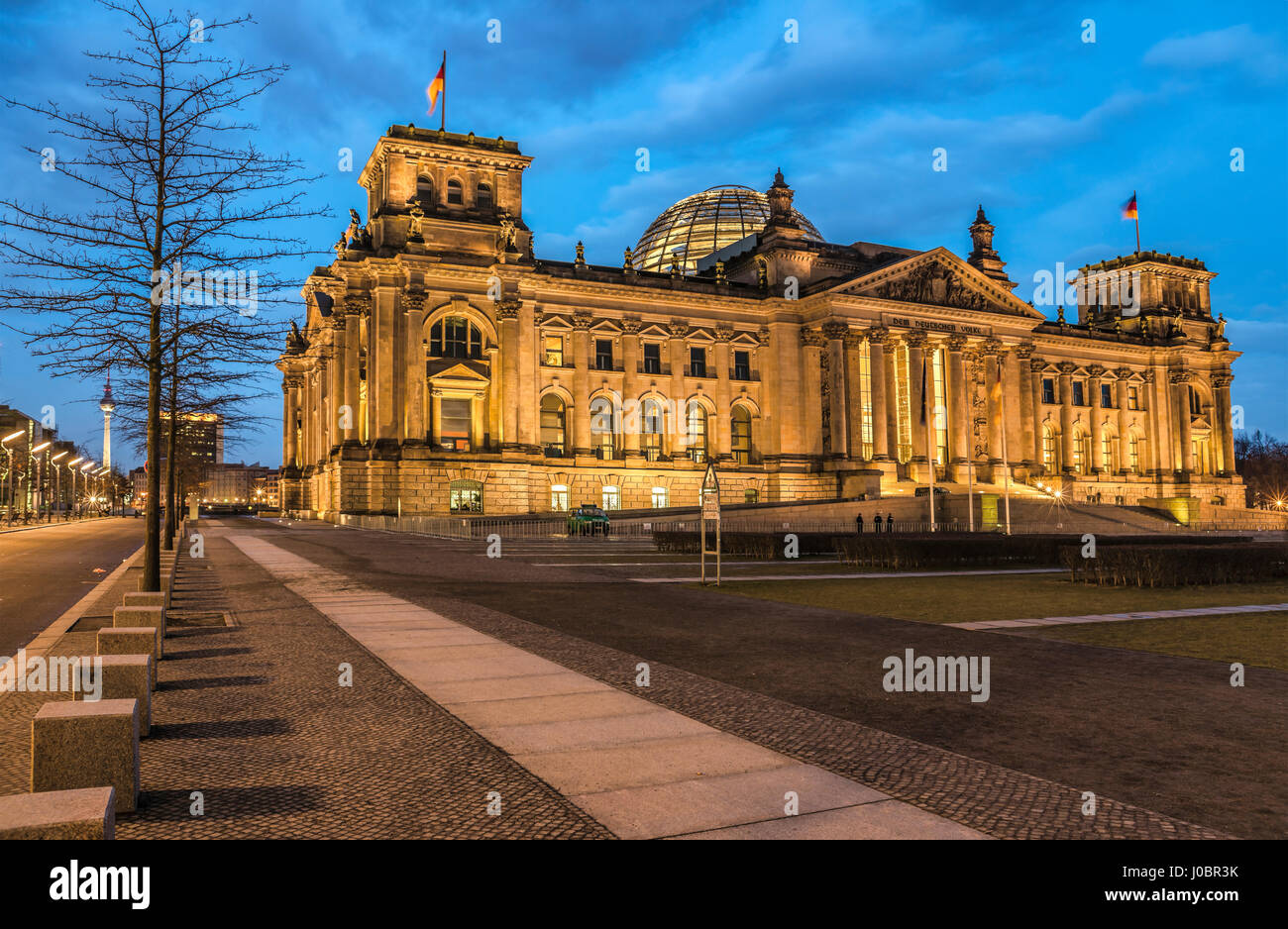 German parliament building Reichstages im Regierungsviertel von Berlin, Deutschland at night Stock Photo