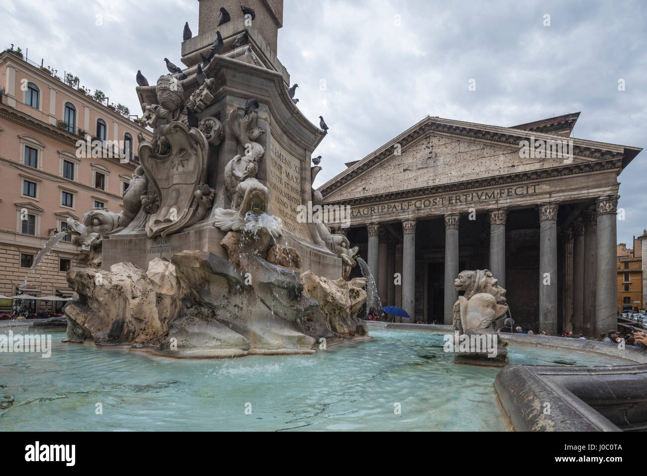 The fountain with statues frames the ancient temple of Pantheon, UNESCO World Heritage Site, Rome, Lazio, Italy Stock Photo