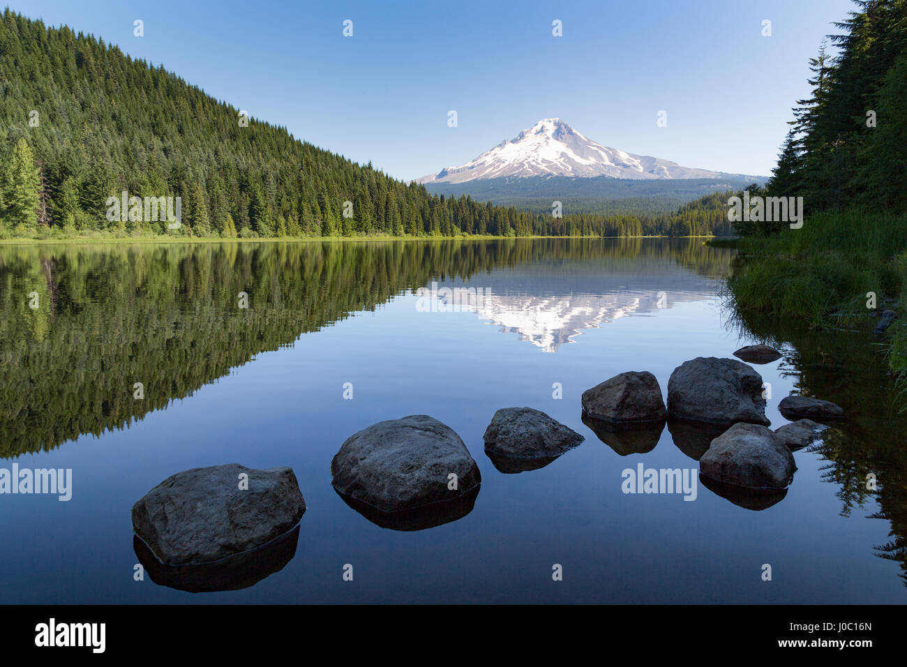 Mount Hood, part of the Cascade Range, perfectly reflected in the still waters of Trillium Lake, Oregon, USA Stock Photo