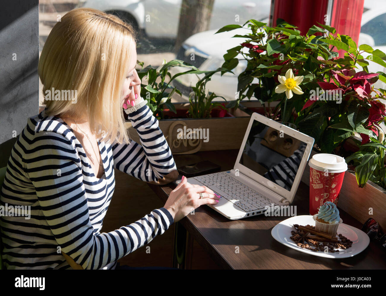 girl working with laptop in the coffee shop Stock Photo - Alamy