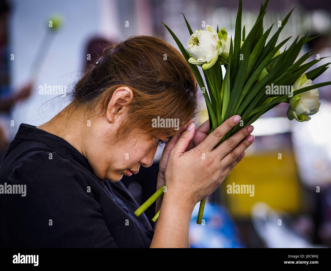 Bangkok, Thailand. 11th Apr, 2017. A woman prays at Wat Chana Songkhram