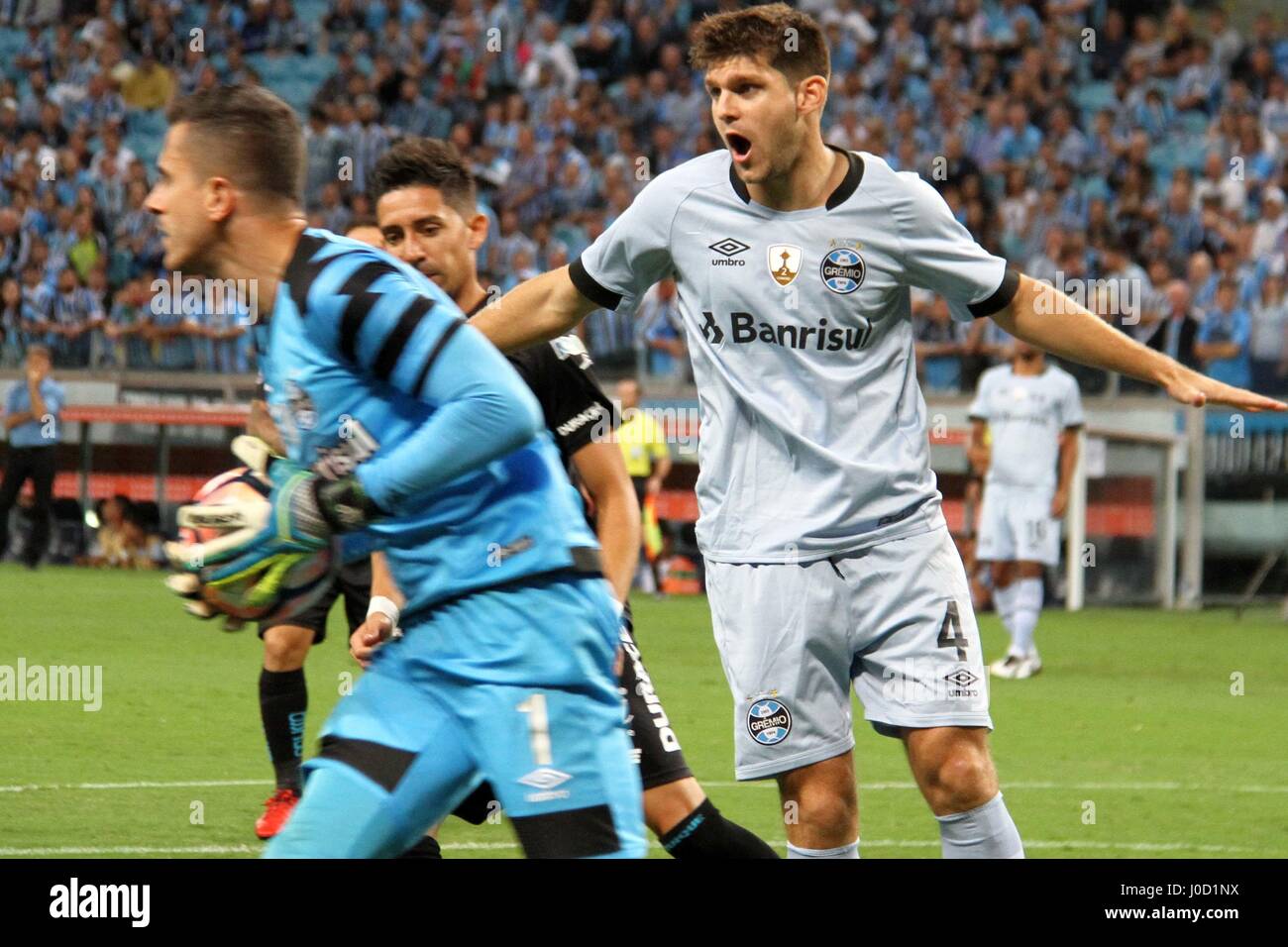 Porto Alegre, Brazil. 11th Apr, 2017. Defender Kannemann is protection for the defense of goalkeeper Marcelo Grohe, in the match between Gremio (Brazil) X Deportes Iquique (Chile) for the second round of Group 8 of America 2017 Copa Libertadores (CONMEBOL Libertadores Bridgestone) in Arena Gremio in porto Alegre/RS. Credit: Eldio Suzano/FotoArena/Alamy Live News Stock Photo