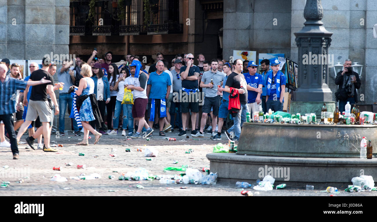 Madrid, Spain. 12th April, 2017. Supporters of Leicester City watch the altercations between Spanish police and supporters of Leicester City at Mayor Square of Madrid before the football match of quarterfinals of 2016/2017 UEFA Champions League between Atletico de Madrid and Leicester City  Football Club at Calderon Stadium on April 12, 2017 in Madrid, Spain. Credit: David Gato/Alamy Live News Stock Photo
