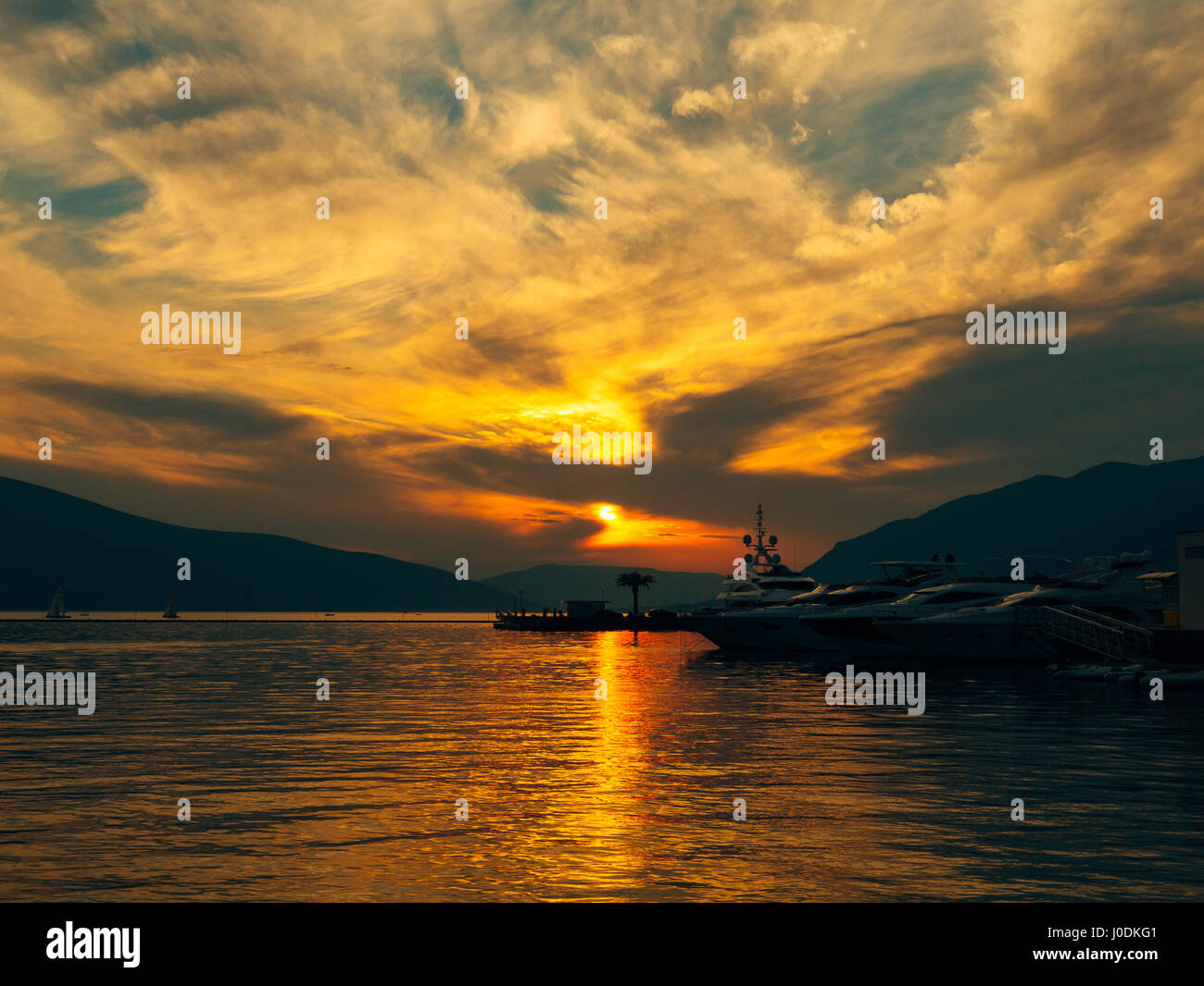Yacht in the sea at sunset. Silhouette of a yacht on the backgro Stock ...