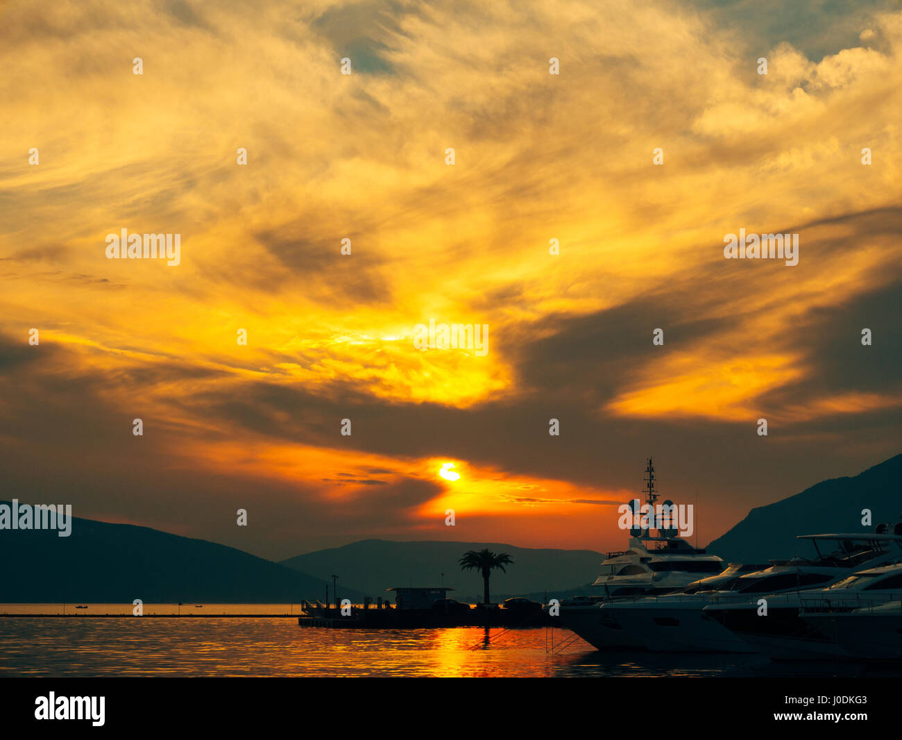 Yacht in the sea at sunset. Silhouette of a yacht on the backgro Stock ...