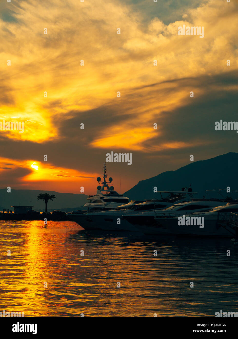 Yacht in the sea at sunset. Silhouette of a yacht on the backgro Stock ...