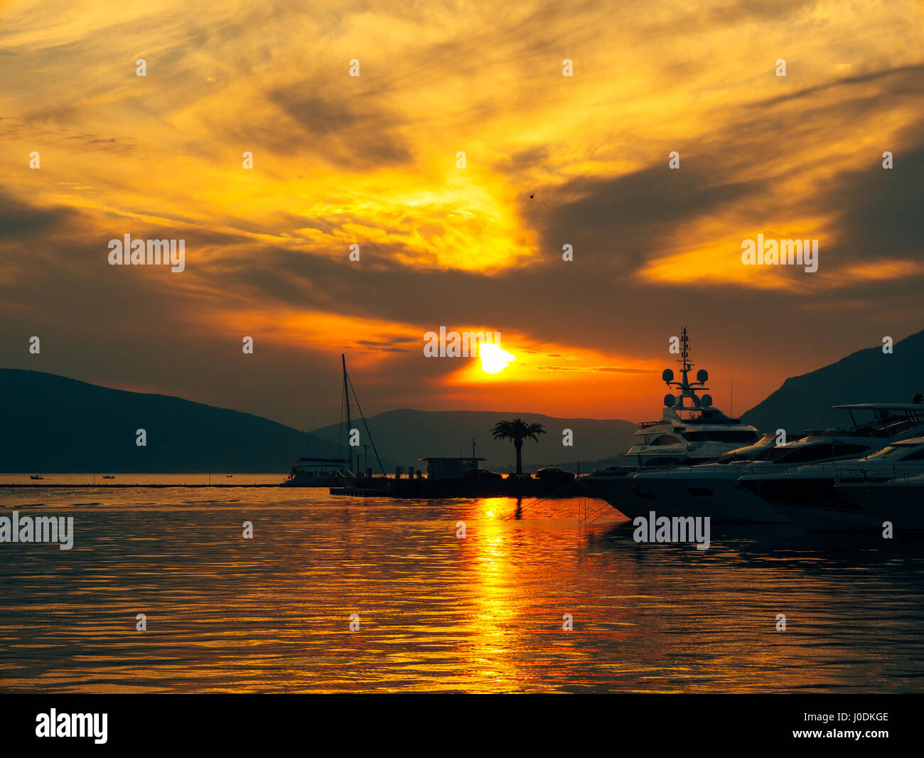 Yacht in the sea at sunset. Silhouette of a yacht on the backgro Stock ...