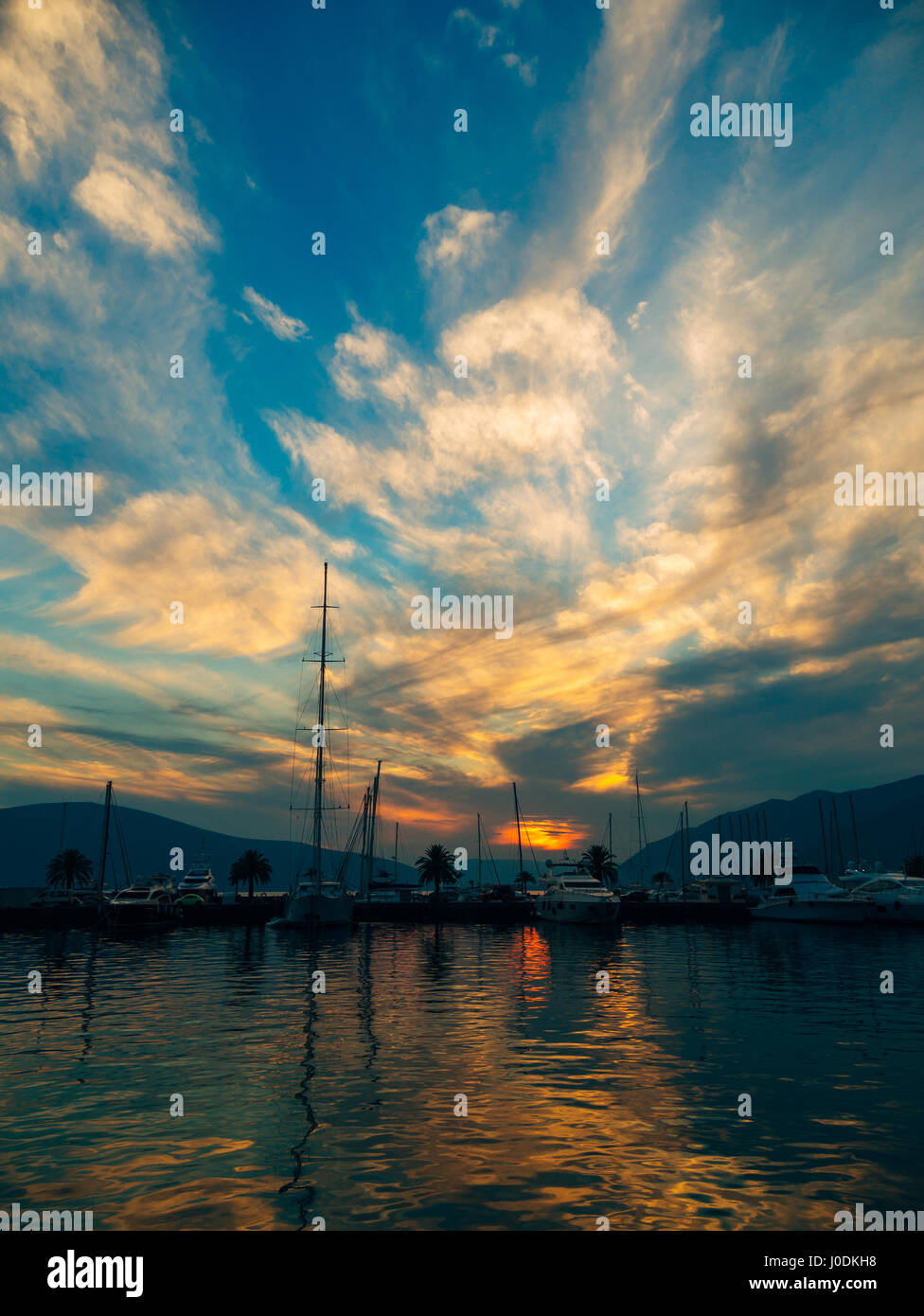 Yacht in the sea at sunset. Silhouette of a yacht on the backgro Stock ...