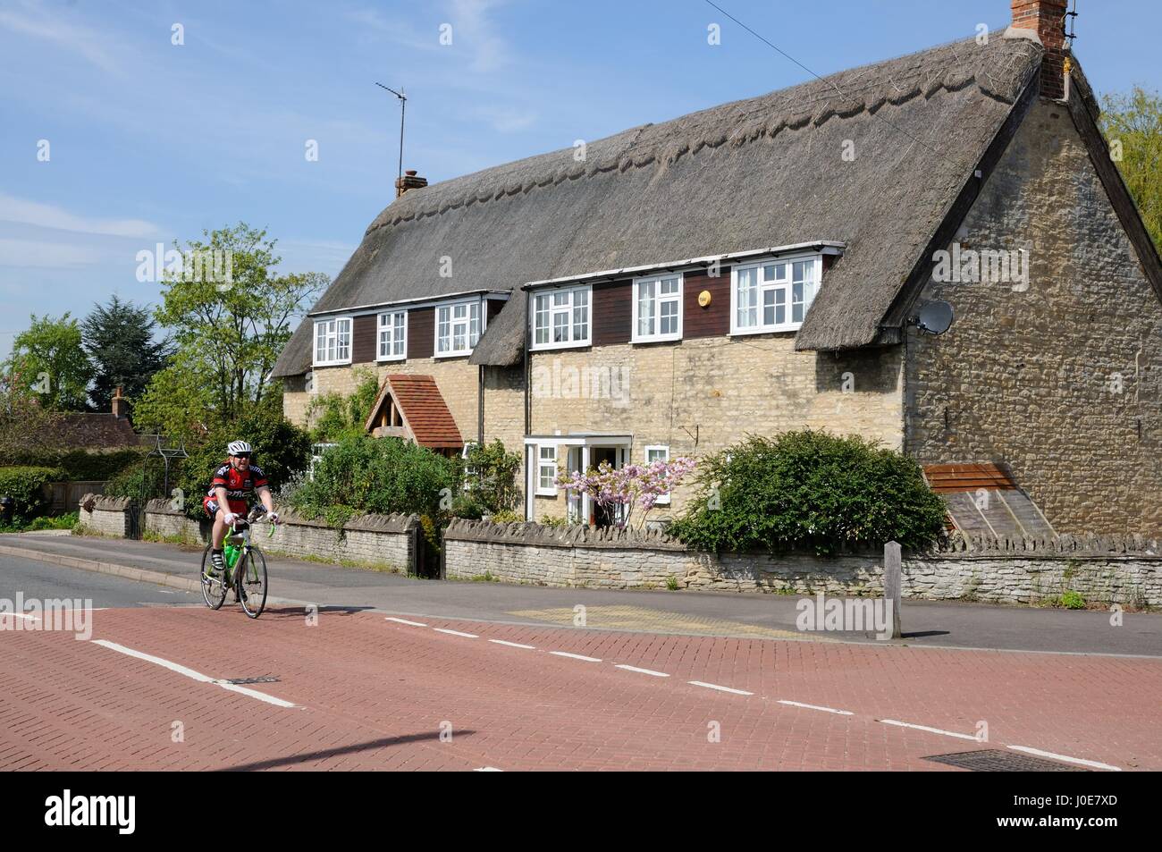 Thatched Cottages, Thurleigh Road,Milton Ernest, BedfordshireMilton Ernest, Bedfordshire Stock Photo