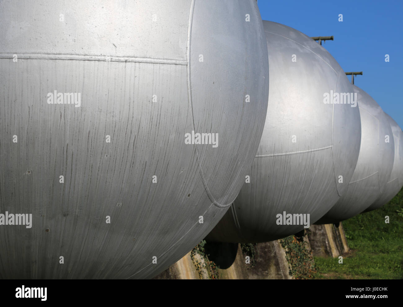 do modern gas tanks build pressure inside them