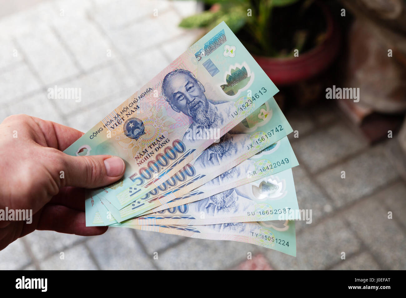 Ho Chi Minh City (Saigon), Vietnam - march 7 2017: 500.000 Vietnam Dong  banknotes. 500.000 VND is equal to 22 USD Stock Photo - Alamy
