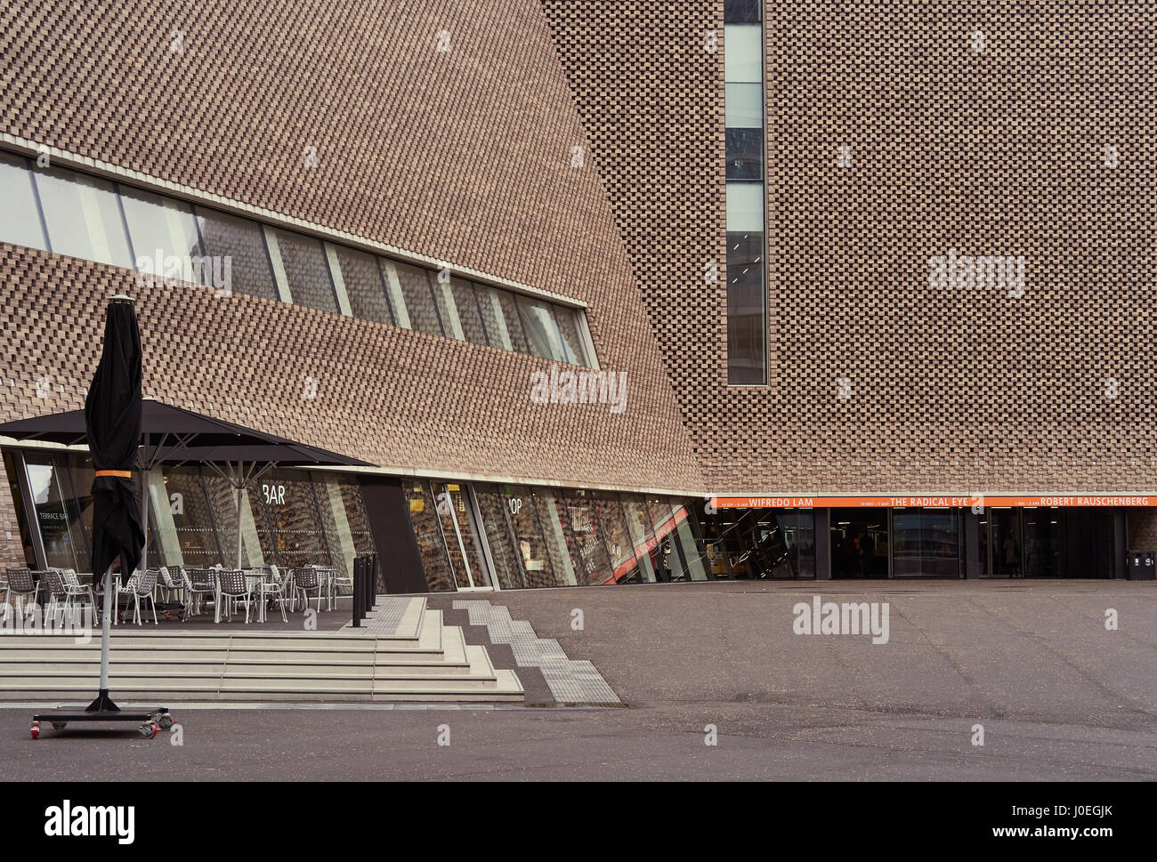Tate Modern's extension, the Switch House (by Herzog & de Meuron), and cafe alfresco terrace, South Bank, London, England Stock Photo