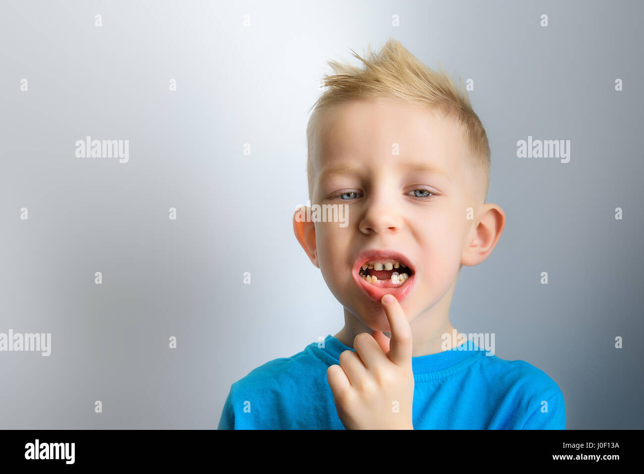 У мальчика сильно болели зубы. Мальчик с больным зубом. Картинка у мальчика болит зуб для детей. У мальчика сильно болели зубы. Ребенок закрывает уши.