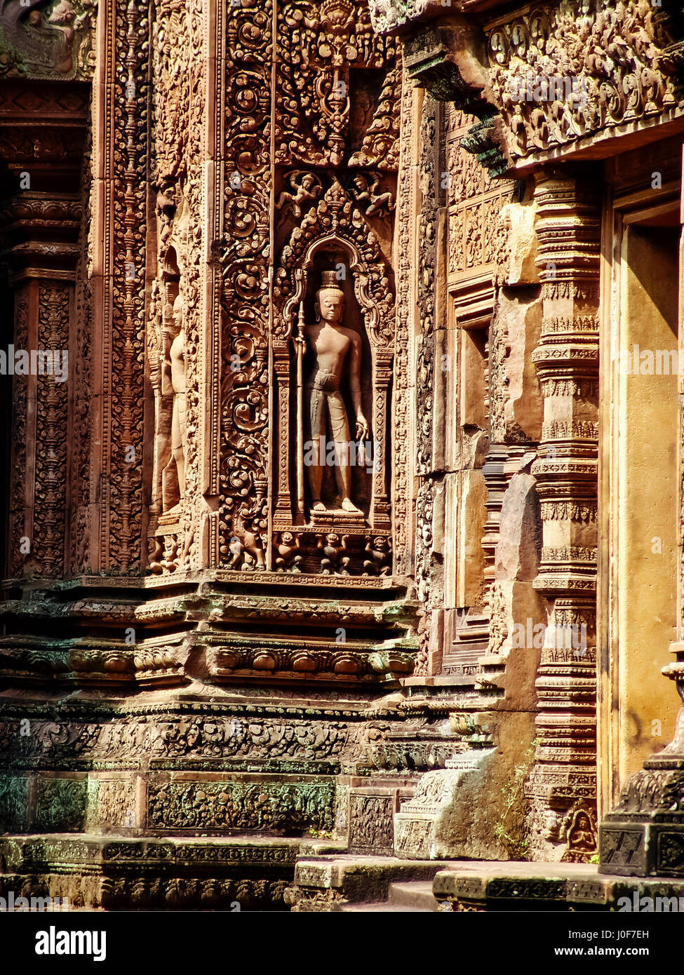 angkor-wat-beautiful-carvings-bas-reliefs-of-banteay-srei-temple