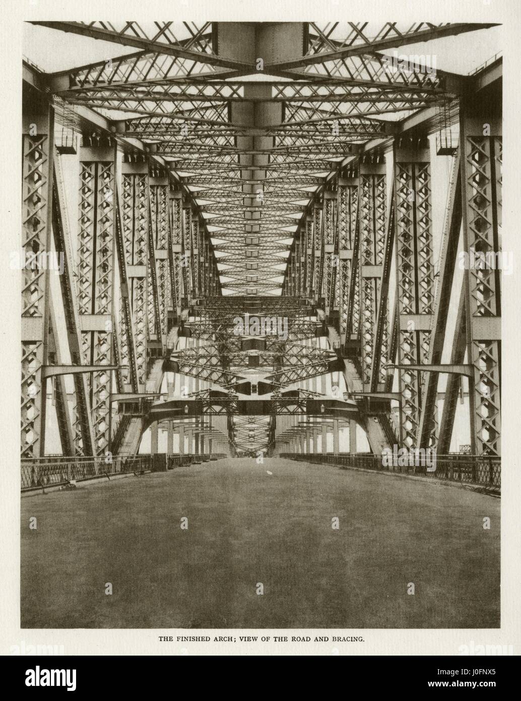 Sydney Harbour Bridge: the finished arch, view of the road and bracing Stock Photo