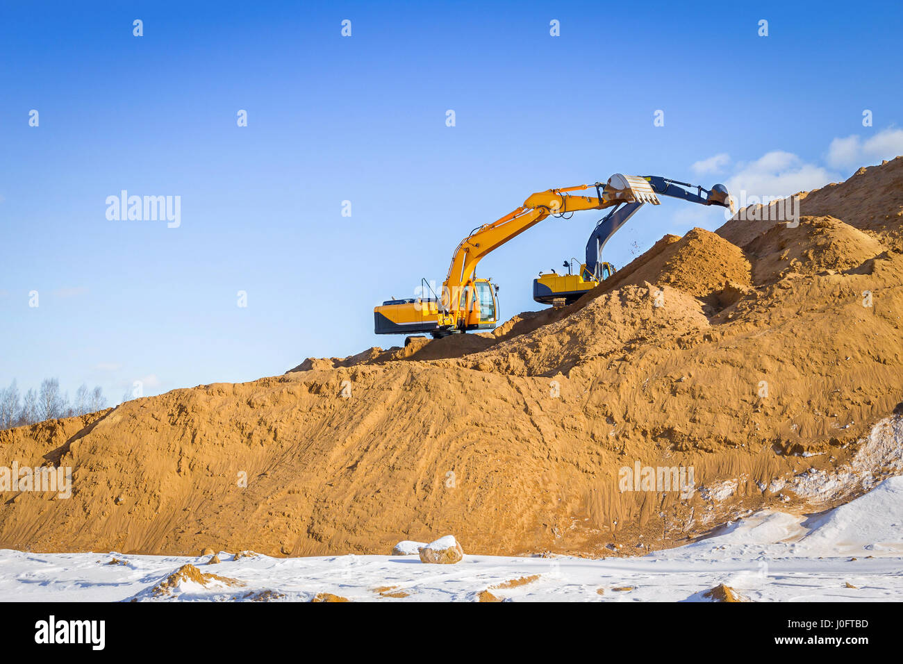 Nice yellow excavator digging sand Stock Photo Alamy