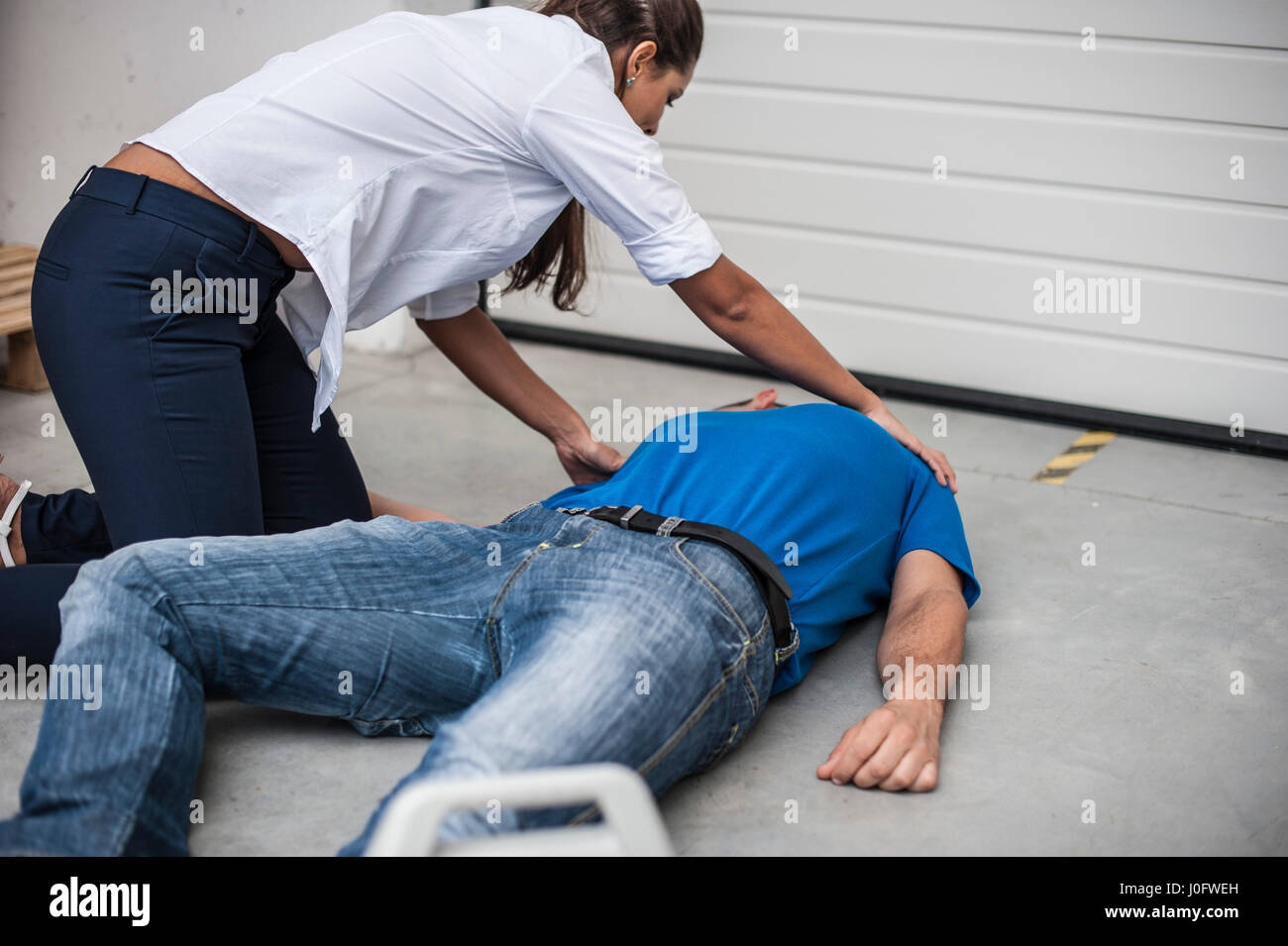 a girl helping a guy after heart attack with cardiopulmonary