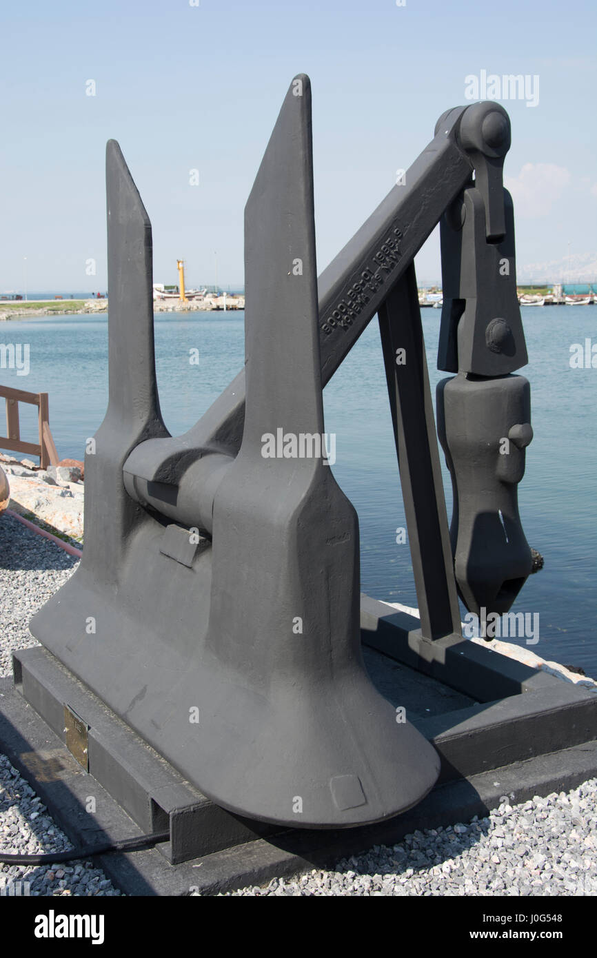 It's a war ship. Anchor. Stopping tons of ships Stock Photo Alamy