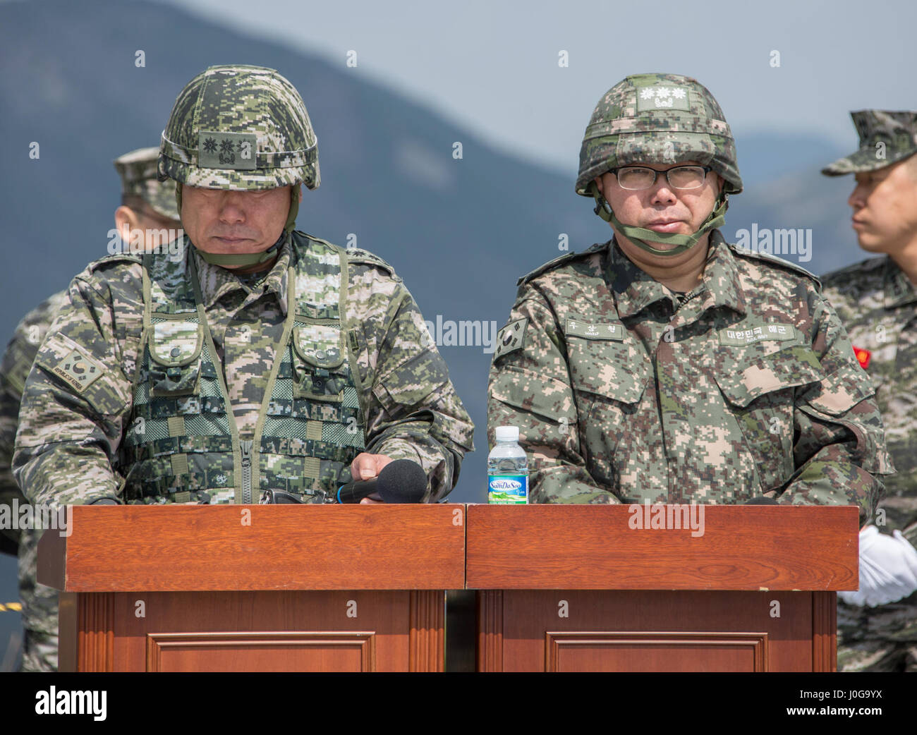 Marines with the republic of korea marine corps observe an amphibious