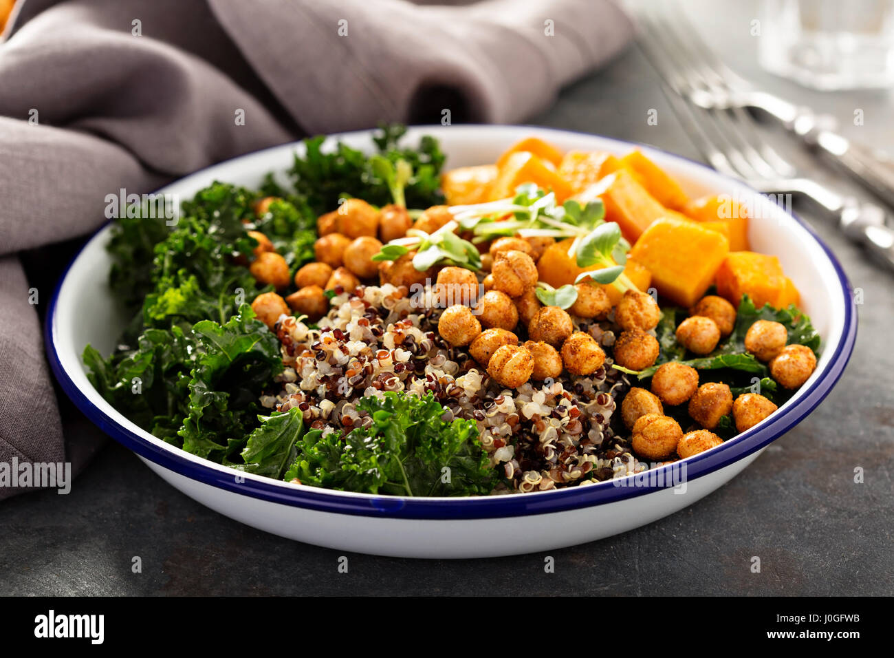 Green and healthy grain bowl with roasted chickpeas Stock Photo Alamy