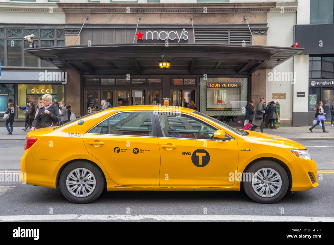 Macy's Department Store New York City with Iconic Yellow NYC Taxi (NY) Stock Photo