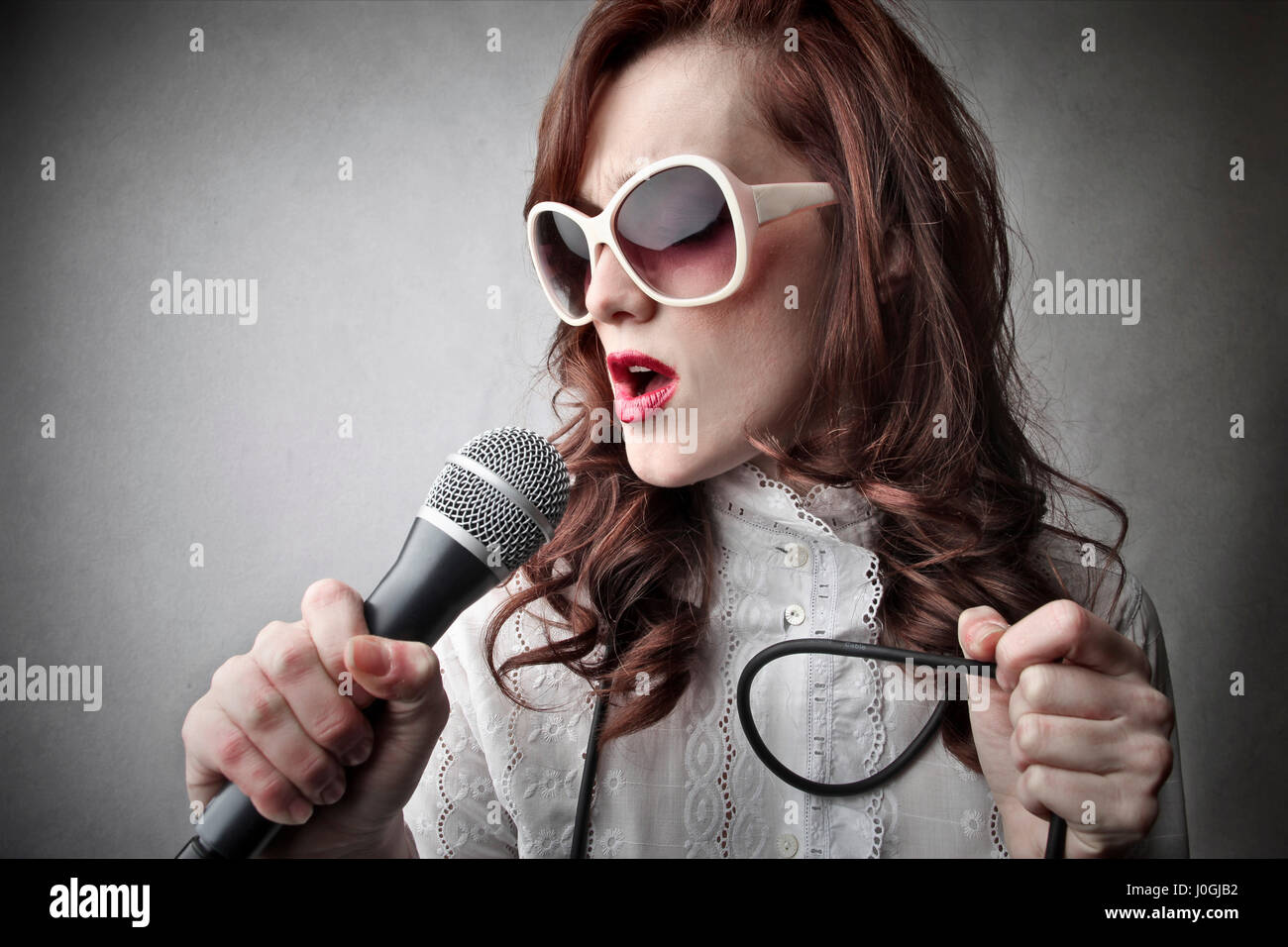 Brunette woman singing Stock Photo - Alamy