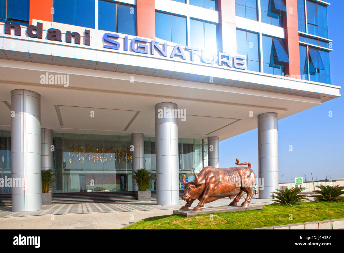 Gift City, Gujarat, India. 20th Mar, 2017. 20 March 2017 - GIFT city, India.A sculpture of the raging Bull at the GIFT city. Credit: Subhash Sharma/ZUMA Wire/Alamy Live News Stock Photo