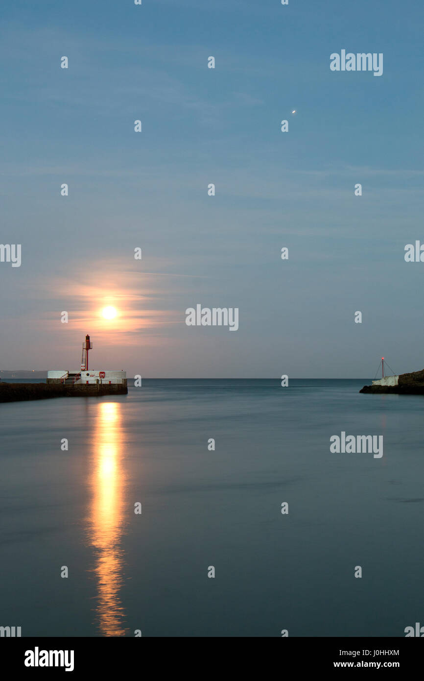 Pink Moon and Jupiter over Looe river. April's full moon with Jupiter in alignment Stock Photo