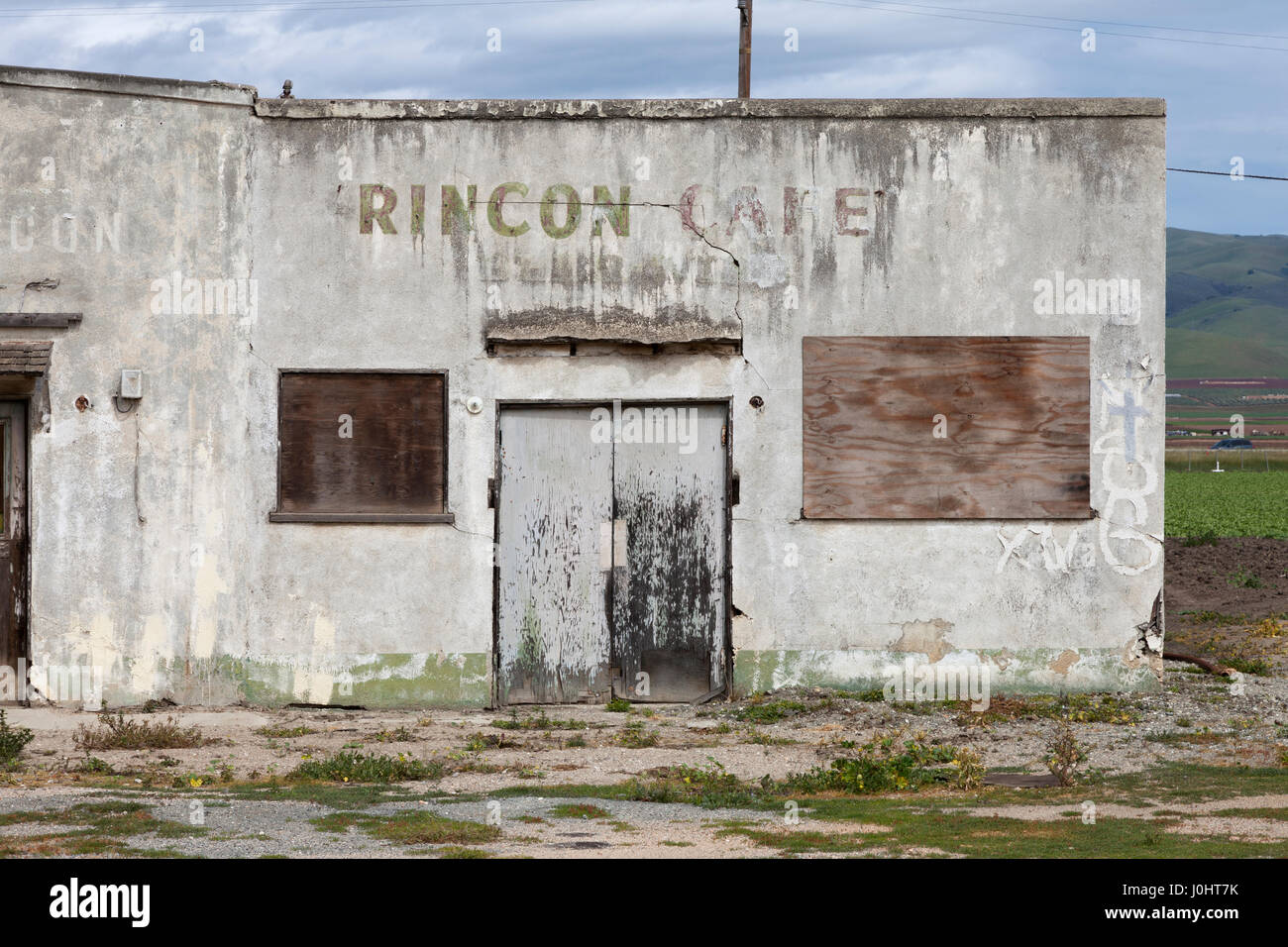The boarded up remains of the Rincon Cafe along Highway 101 in the Salinas Valley near Gonzales, California Stock Photo