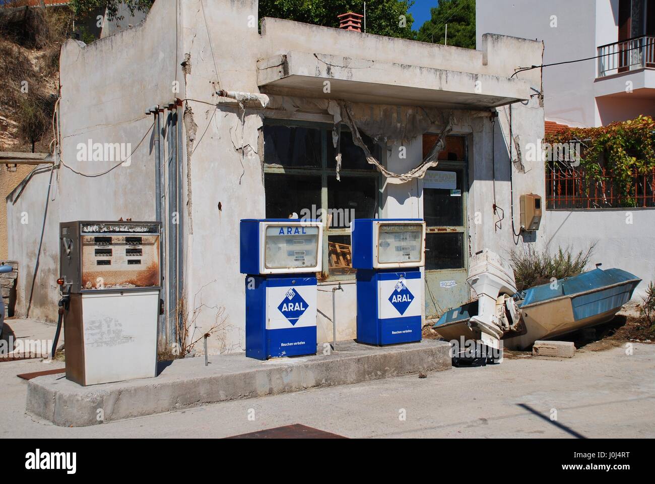 Exterior of an old disused Aral petrol station at Votsi on the Greek island of Alonissos on September 23, 2012. Stock Photo