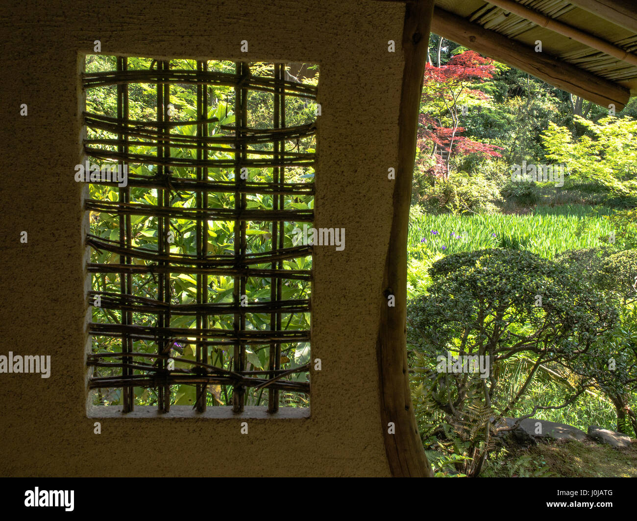 Lattice window and view of traditional Japanese garden, Nezu Museum, Omotesando, Tokyo, Japan Stock Photo