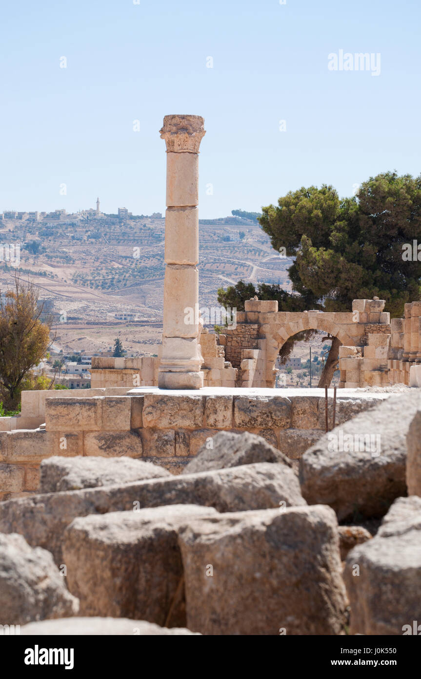 Jordan: the Corinthian columns of the Temple of Zeus, built in 162 AD in the Gerasa of Antiquity, the archaeological city of Jerash Stock Photo